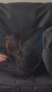 È nell'altro buco! Studentessa amatoriale sottomessa scopata in gonna e calze