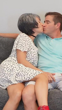 La primera cita de Tinder de Sadie - gilf adventures e13 - freebie