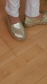 Seluar jeans ketat, Glitter Espadrilles & Kaki Nilon Rakaman dekat