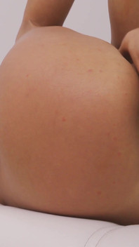 Monika fox si infila un dildo nero nel culo