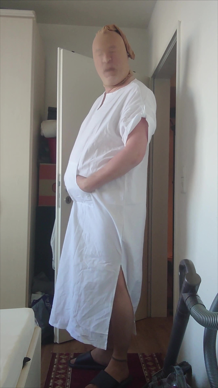 Carmen_Nylonjunge: Carmen Nylon Boy dalam Kaftan Putih dan Pantyhose