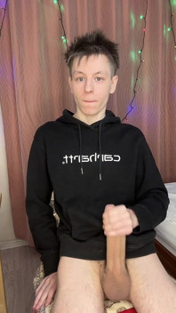 Twink prostat menggeliat saat solo tangan yang intens