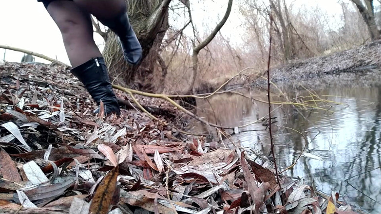 Elena: Curvy MILF pissing on the riverside
