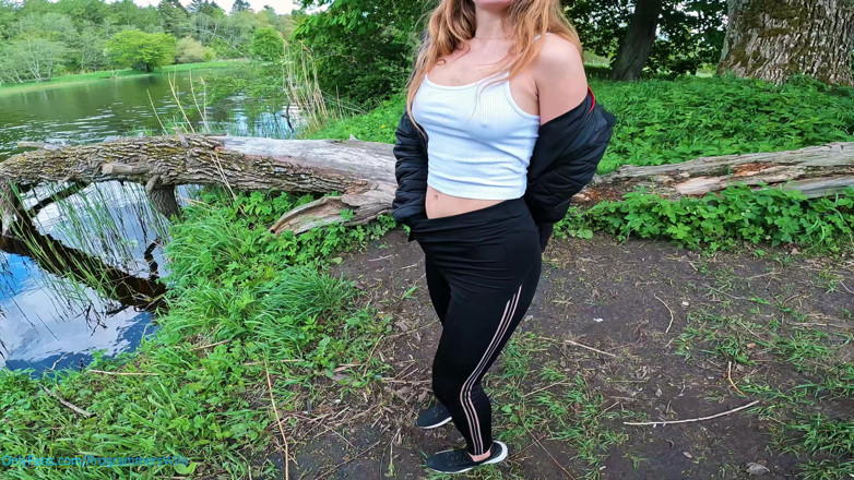 ProgrammersWife: Melancap sehingga orgasme di tepi sungai - ProgrammersWife