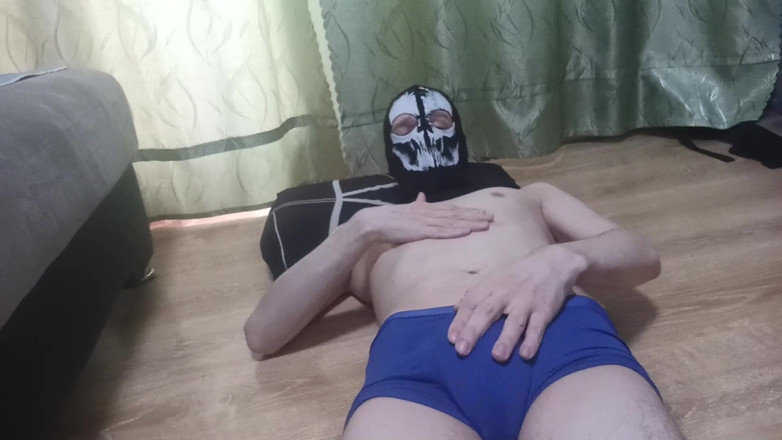 Pasha: Seorang pria bertopeng membuat pertunjukan dengan mentega