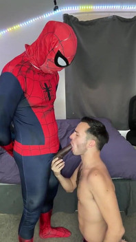 Homem-aranha fode twink