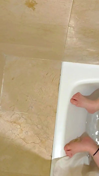 목욕하는 동안 자위하는 의붓 여동생을 녹음했습니다.