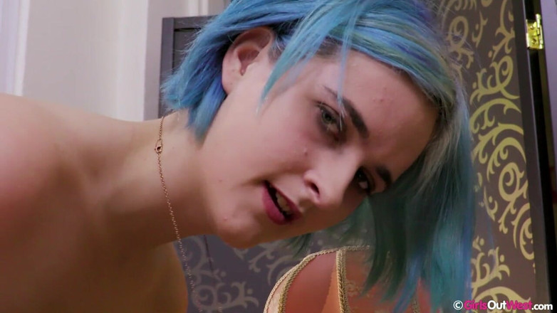 Girls Out West: Busty babe takes off her pantyhose to finger and toy...