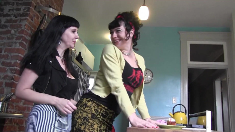 Hot Girlz: Busty Emo plácne a líže kundičku své přítelkyně