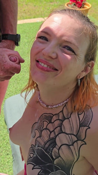 Sexo a três completo anal para puta à beira da piscina