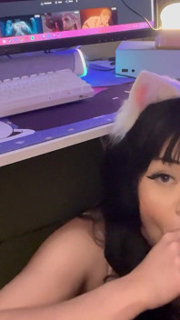 Une gameuse taille une pipe sous le bureau