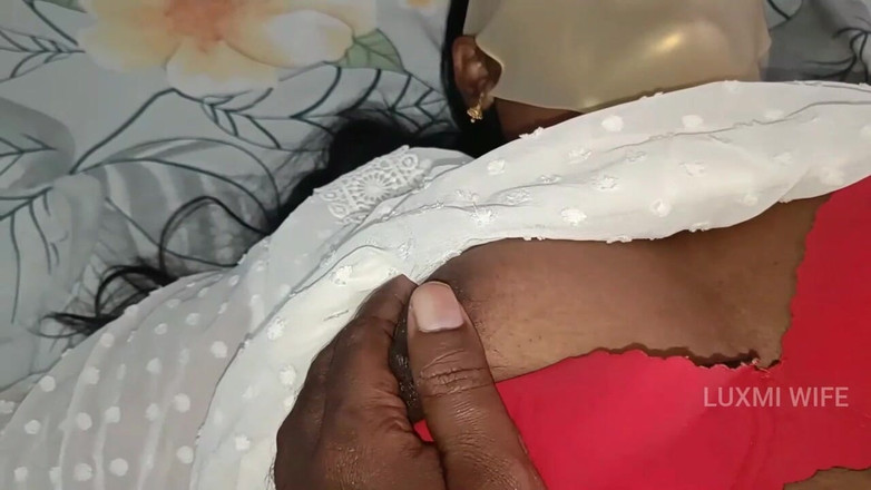 Luxmi Wife: Moglie tette capezzoli pressa dal fratellastro -7