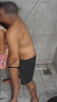Stieftochter mit einem schönen und großen Po dankt ihrem Stiefvater für das neue 100%ige Analkleid