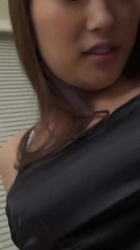 ¡Las mujeres casadas son tan fáciles! la esposa tetona en ropa invita a un hombre a salir con ella. 4-7