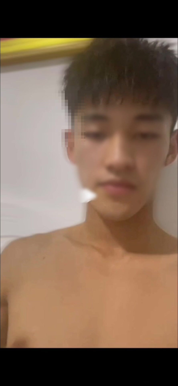 Louswee: Dripping Wet Finish in Bed