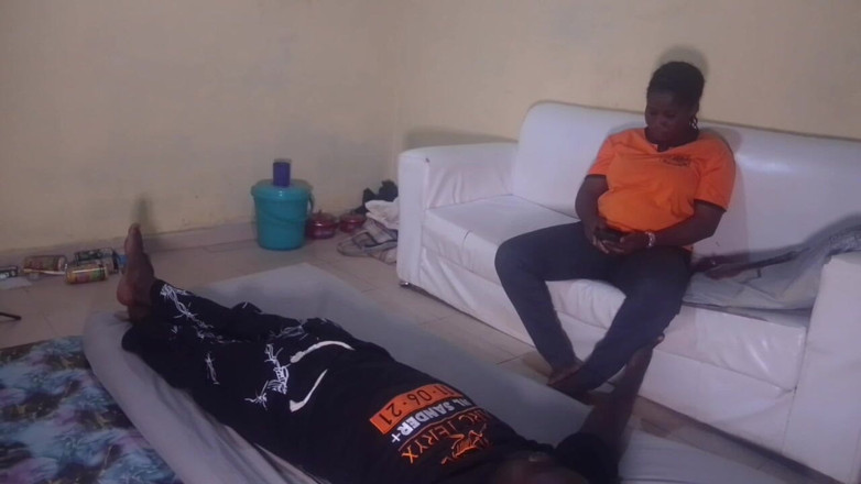 Pornsexlive: Üniversite üniformalı öğrenci öğretmenini soyunuyor ve dersten önce onu sikiyor