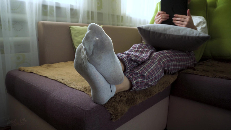 Teasecombo 4K: Japanska i slitna vita strumpor som visar upp sina bara...