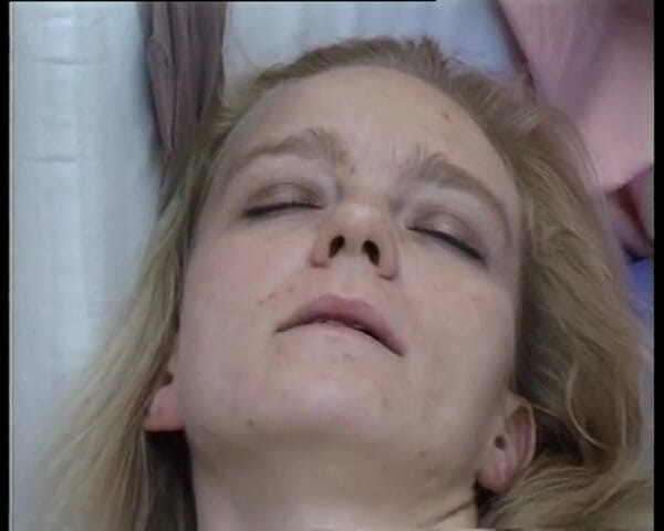 GERMAN PORN CLASSICS: Doce Layla se masturba alegremente