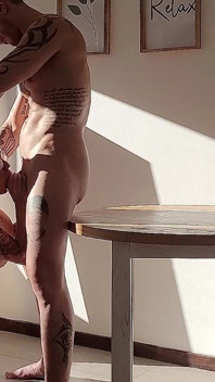 Je mets mes talons hauts et je me fais baiser sur la table