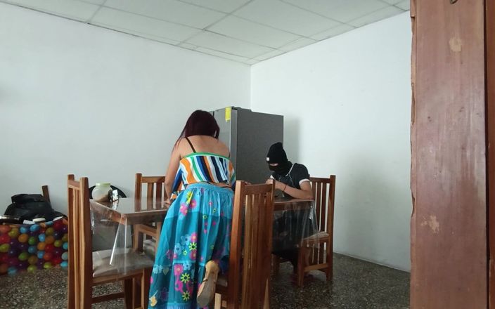 Goky: Empregada pecameta abre sua buceta bonita