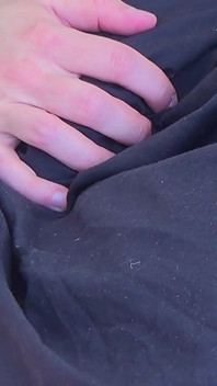 Ftm i värme tar dubbel vaginal i hårig fitta på nära håll