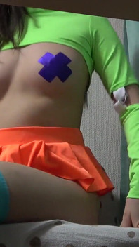 Collants aux tétons sans soutien-gorge, mini-jupe, entrejambe wedgie en string jaune, corps d’une jolie Japonaise vue sous le bureau