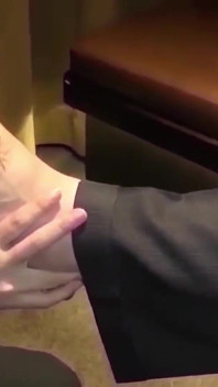 投资公司的已婚办公室工作人员，组合看起来隐藏了一个私人看不见的一面被完全抓住