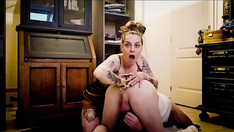 Tatianal 1: Femdom anal fistande med en spekulum anal retractor