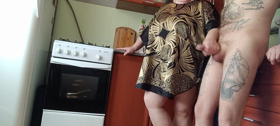 Zona901: Milf trekt mijn pik af voor de lunch