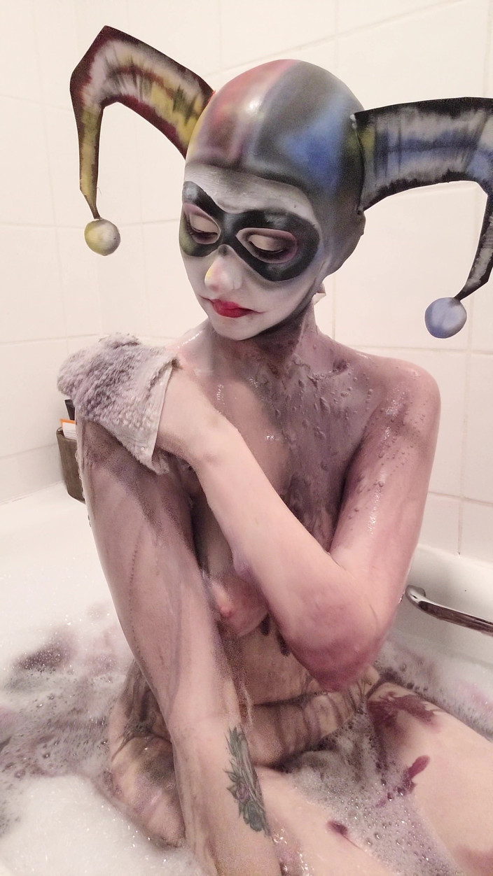 Em Yang: Cosplay Harlequin बॉडी पेंट हटाना और स्तन पकड़ना
