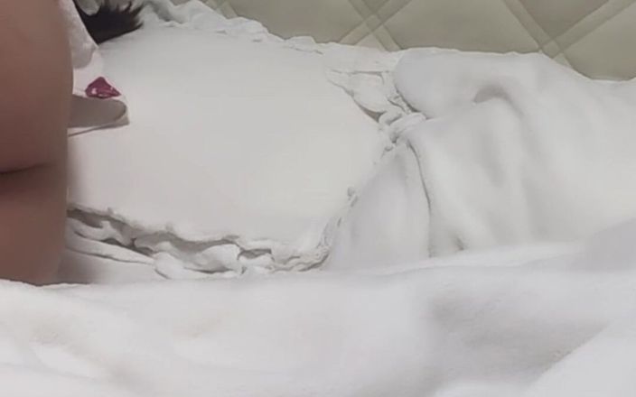 Lulu Wild: Lulu wild xoxo - kamu suka nggak ngentot memek sempitku?