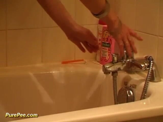 Pure Pee: กางเกงฉี่ในอ่างอาบน้ํา