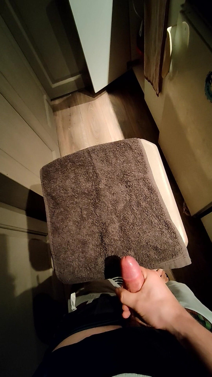 LcDream: コンドームをつけたバースツールの上で小さなチンコが射精