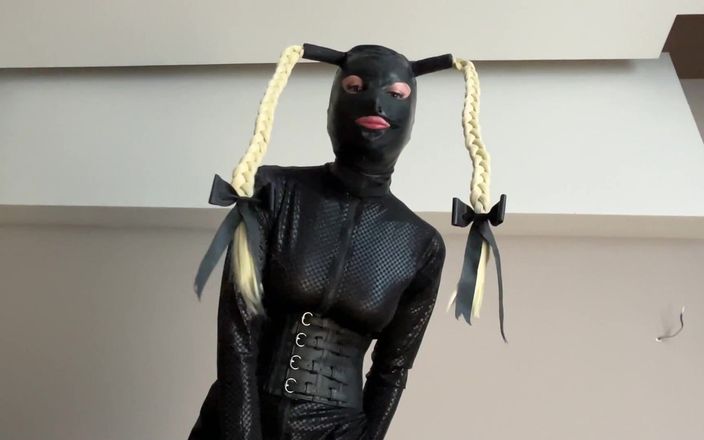 Mistress Mary: Doufám, že jsi žíznivá děvka