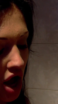 공중 화장실에서 거대한 자지에 두 구멍 따먹히는 핫한 Aletta Ocean