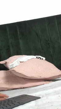 私は従順な娼婦で、犯されたい。あなたは私の赤い髪と小柄なラティーナの膣が好きだ