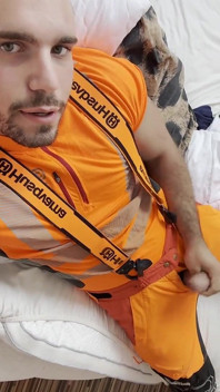 ชายตัดไม้ในชุดฮิวิสช่วยตัวเองกับควยยักษ์และนมใหญ่