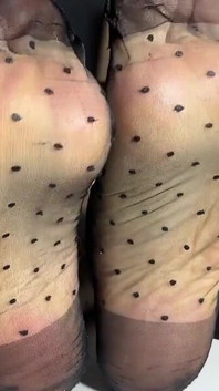 Sucer et éjaculer, salope aux pieds !
