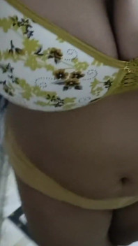 Acțiune sexy desi: atingere anală și muie în baie