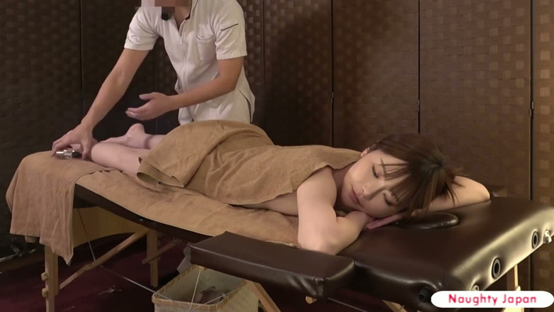 Asian cutie: Kecantikan kantor ramping berkulit Porcelain - mencoba menahan diri saat kenikmatan...