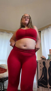 Menari dengan bra olahraga merah & legging