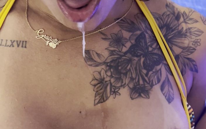 Slutty boys TS: Tomando leche en la piscina