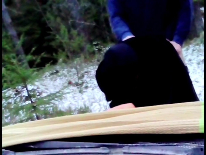 Crazyfamily 1970: Geneukt op de motorkap van de auto