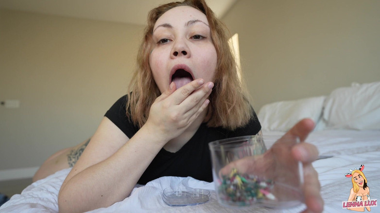 Lenna Lux: Giganta te empuja por el culo