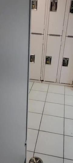 Intro Johnholmesjunior in una vera doccia rischiosa e mostra personale nella stanza degli uomini di vancouver