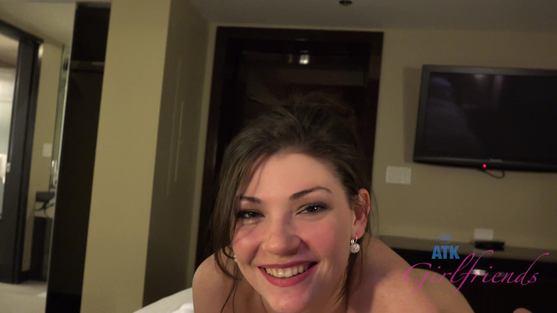 ATK Girlfriends: Jessica è davvero eccitata e inizia con un pompino nella vasca...