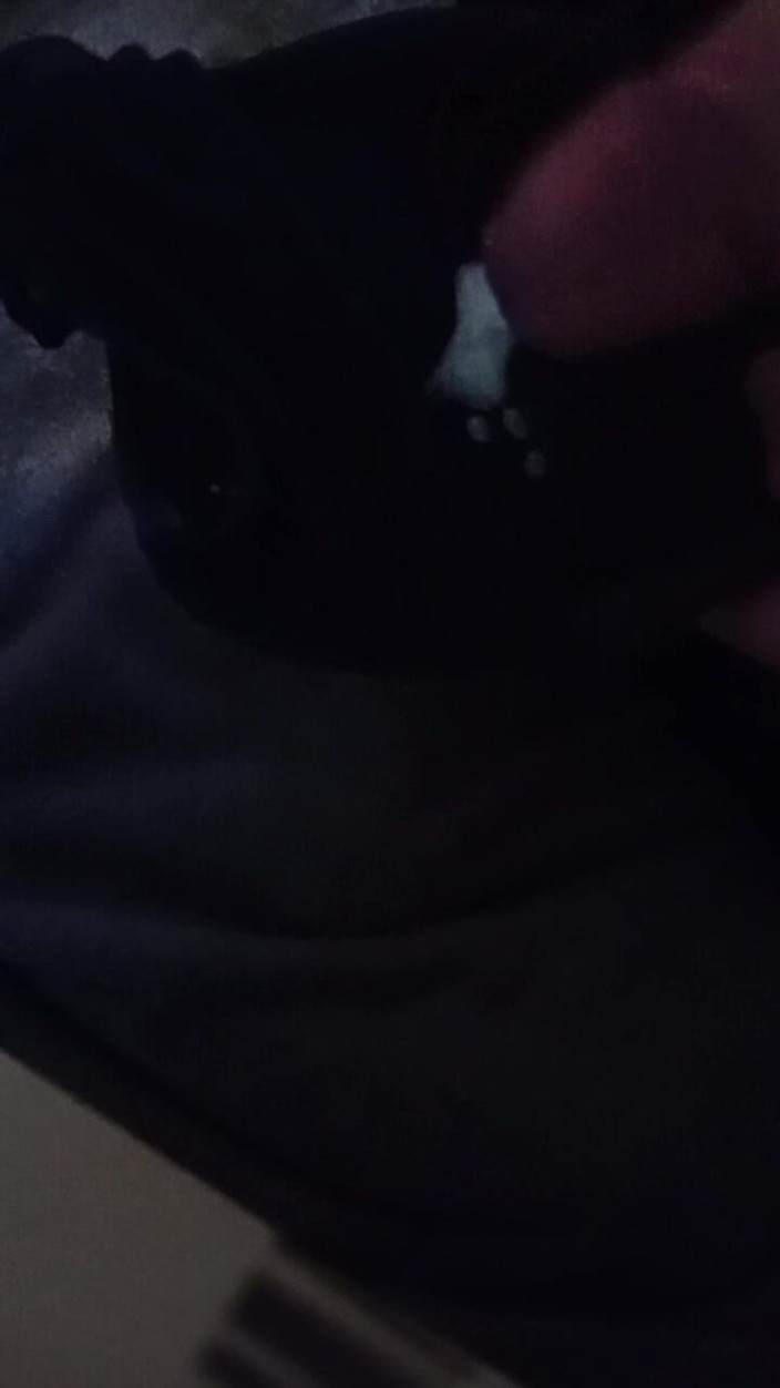 Cuminpanties22: Spessa sborrata nel reggiseno nero che spinge verso l'alto la...