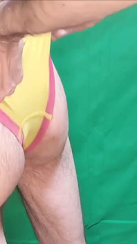 남자 대 소녀의 속옷을 시도