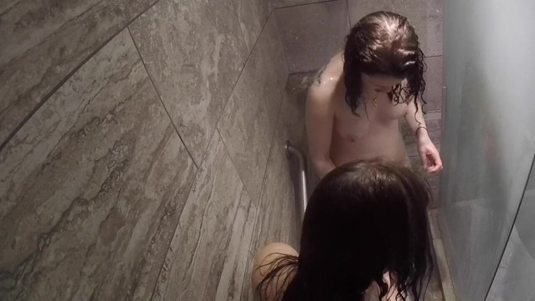 Real Amateur Sluts: Sara Indeep a Talia se sprchují po trojce s velkými černými...