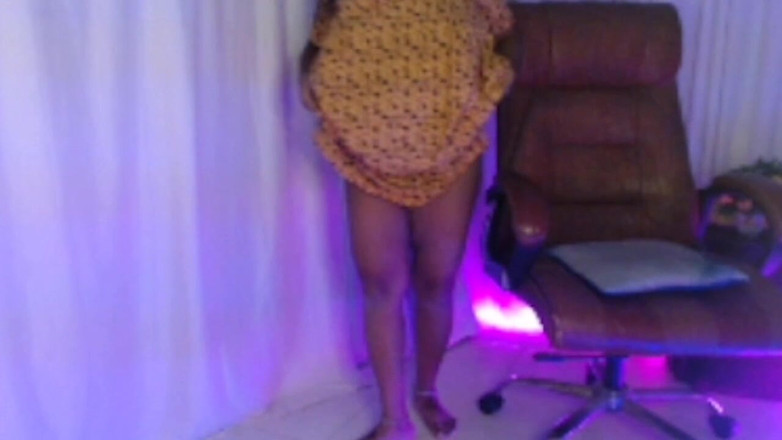 HotGirl21: Celé ukazování nahých prsou kundičky.